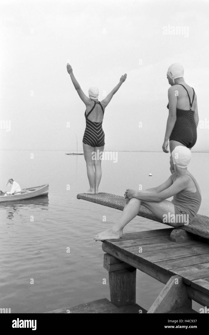 Schwimmen beim Segelunterricht auf dem Chiemsee, Deutschland 1930er Jahre. Swimming during the sailing lessons on the Chiemsee, Germany 1930s Stock Photo