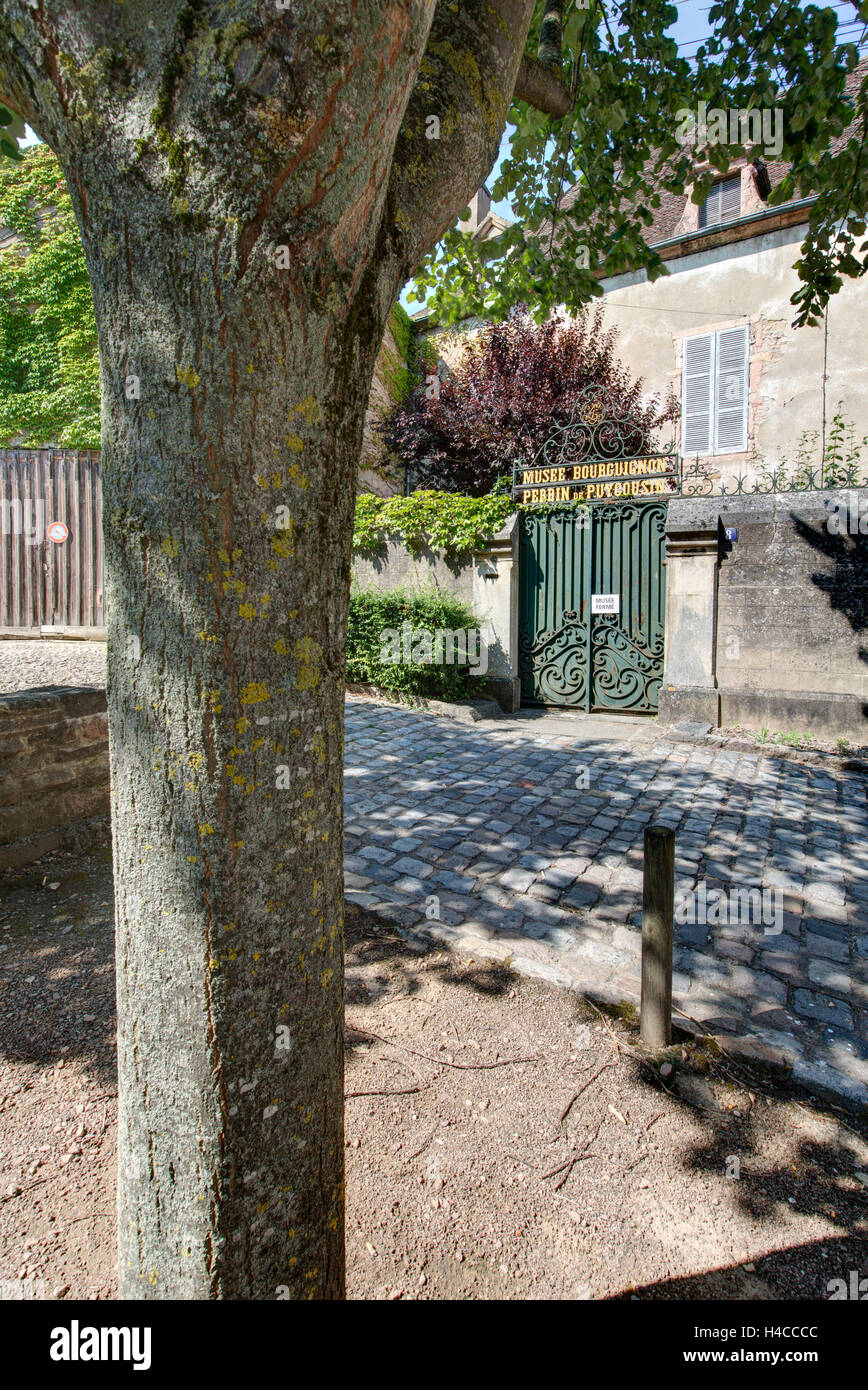 Musée de la Vie Bourguignonne Perrin de Puycousin, museum, front door