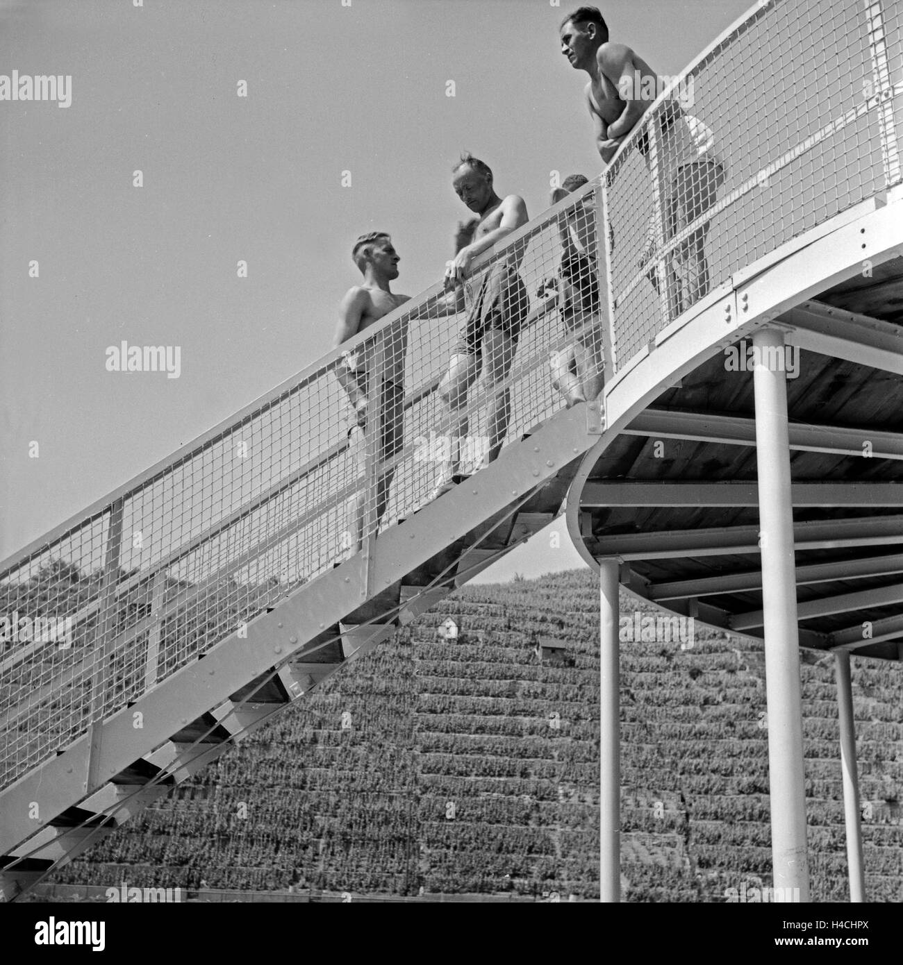 Männer an der Treppe zur Promenade am Max Eyth See in Stuttgart, Deutschland 1930er Jahre. Men at the stairs to the promenade at Max Eyth lake at Stuttgart, Germany 1930s. Stock Photo
