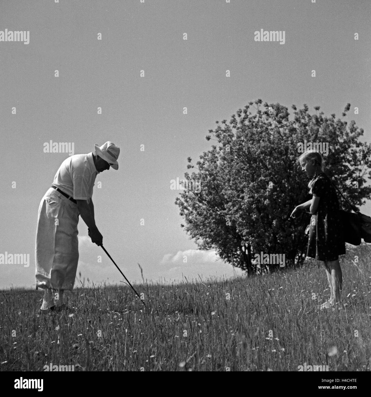 Gäste aus dem Hotel Waldlust in Freudenstadt im Schwarzwald entspannen bei einer Partie Golf, Deutschland 1930er Jahre. Guests from Waldlust hotel relaxing while playing golf, Germany 1930s. Stock Photo