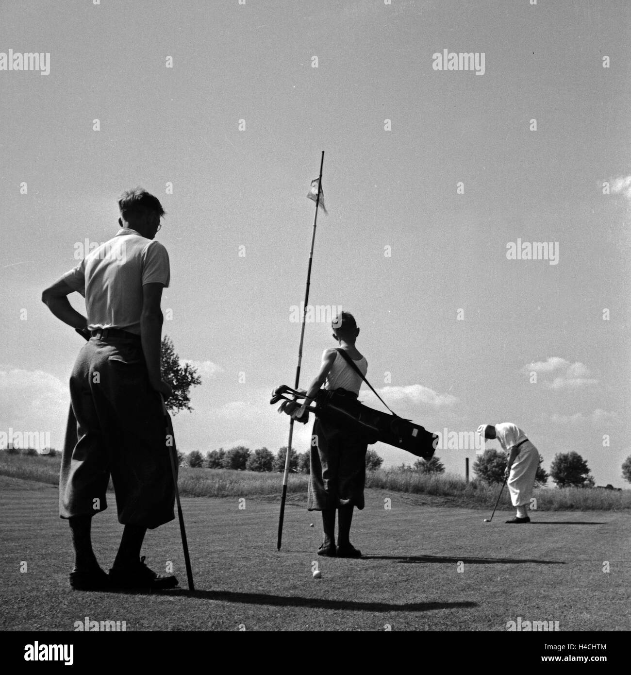 Gäste aus dem Hotel Waldlust in Freudenstadt im Schwarzwald entspannen bei einer Partie Golf, Deutschland 1930er Jahre. Guests from Waldlust hotel relaxing while playing golf, Germany 1930s. Stock Photo