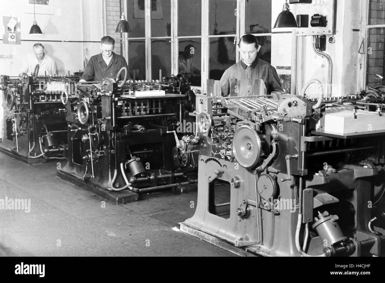 Ein Mitarbeiter der Firma M.A.N. bei der Arbeit, Deutsches Reich 1930er Jahre. An employee of the company M.A.N. at work, Germany 1930s Stock Photo