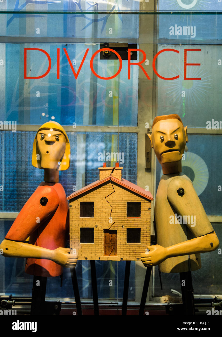 Automaton model of a man and a woman angrily dividing their home as the result of a divorce Stock Photo
