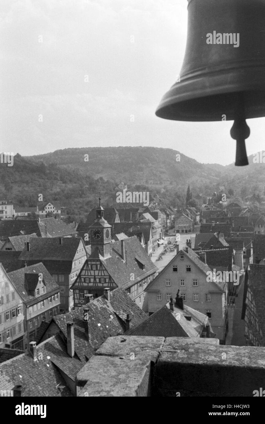 Glocke im Krichturm einer Kleinstadt im Schwarzwald, Deutschland 1930er Jahre. Bell at the belfry of a church of a scenic small town in the Black Forest region, Germany 1930s Stock Photo