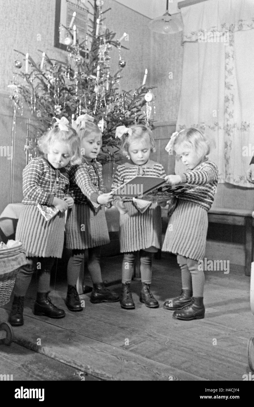 Weihnachten bei einer Familie mit Vierlingen, Deutschland 1930er Jahre. Christmas at a family with quadruplet girls, Germany 1930s Stock Photo