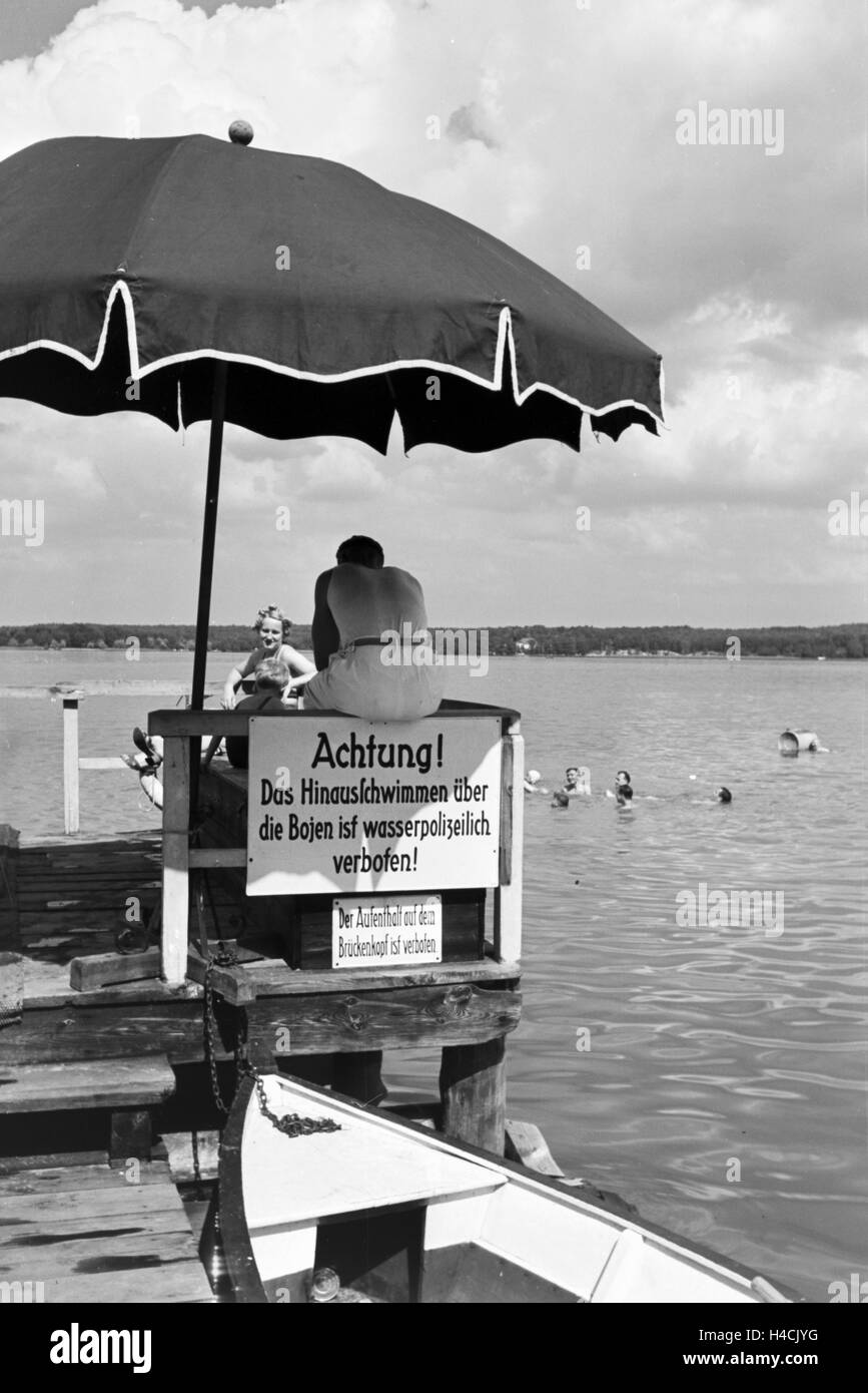 Eine Familie im Sommerurlaub, am Strand, Deutsches Reich 1930er Jahre. A familiy at the beach during the summer vacations, Germany 1930s Stock Photo
