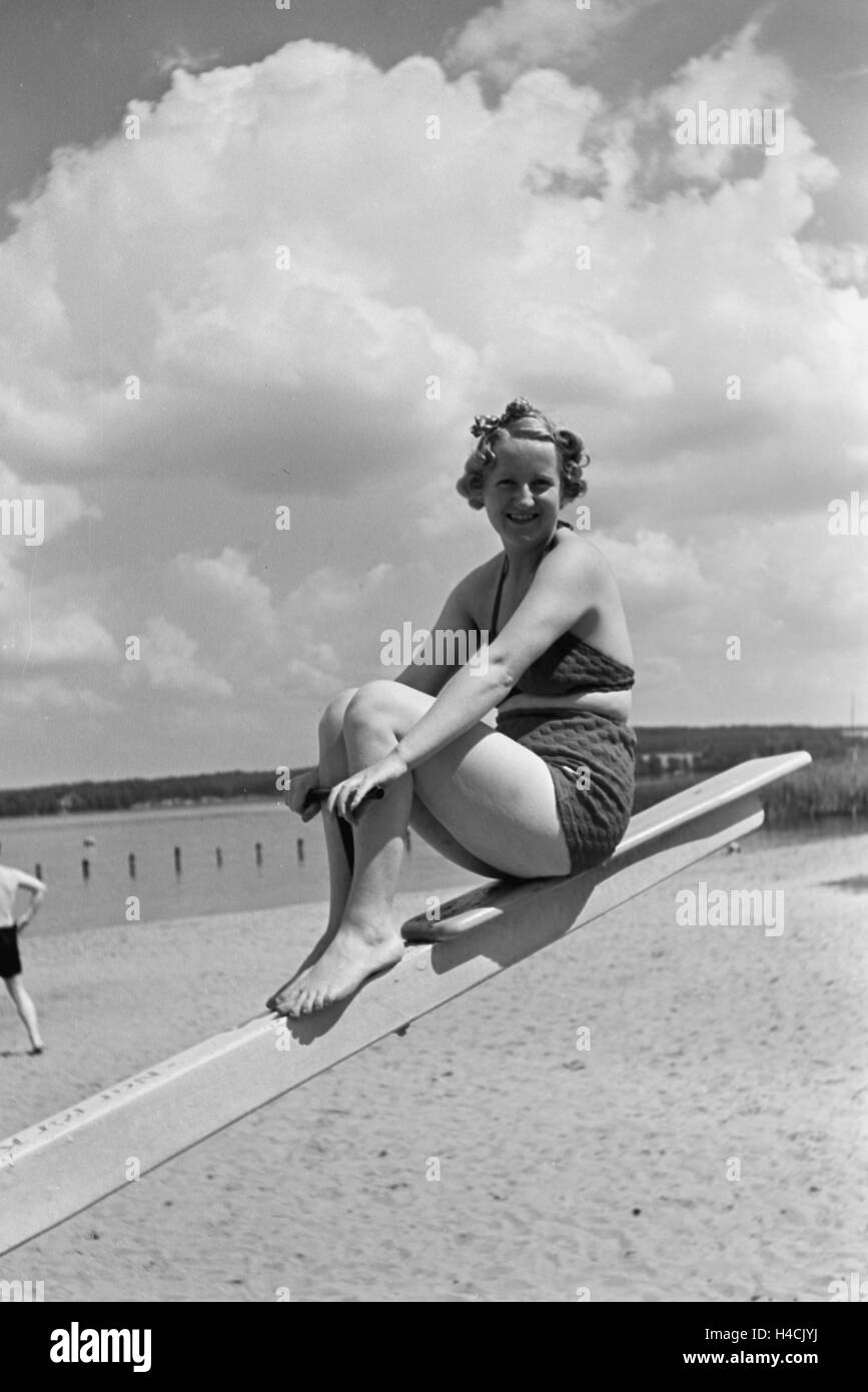 Eine Familie im Sommerurlaub, am Strand, Deutsches Reich 1930er Jahre. A familiy at the beach during the summer vacations, Germany 1930s Stock Photo