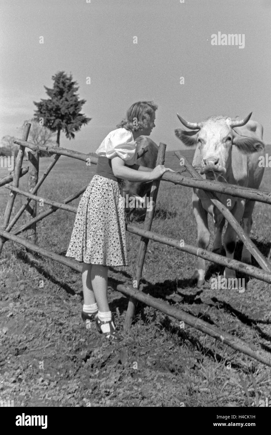 Die österreichische Schauspielerin Gusti Wolf macht Ferien auf dem Lande, Deutschland 1930er Jahre. Austrian actress Gusti Wolf on holiday at the countryside, Germany 1930s Stock Photo