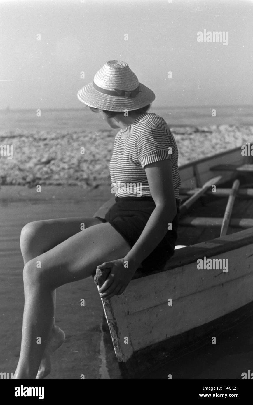 Badespass bei Laboe an der Ostsee, Deutschland 1930er Jahre. Having fun near Laboe on the shore of the Baltic Sea, Germany 1930s Stock Photo