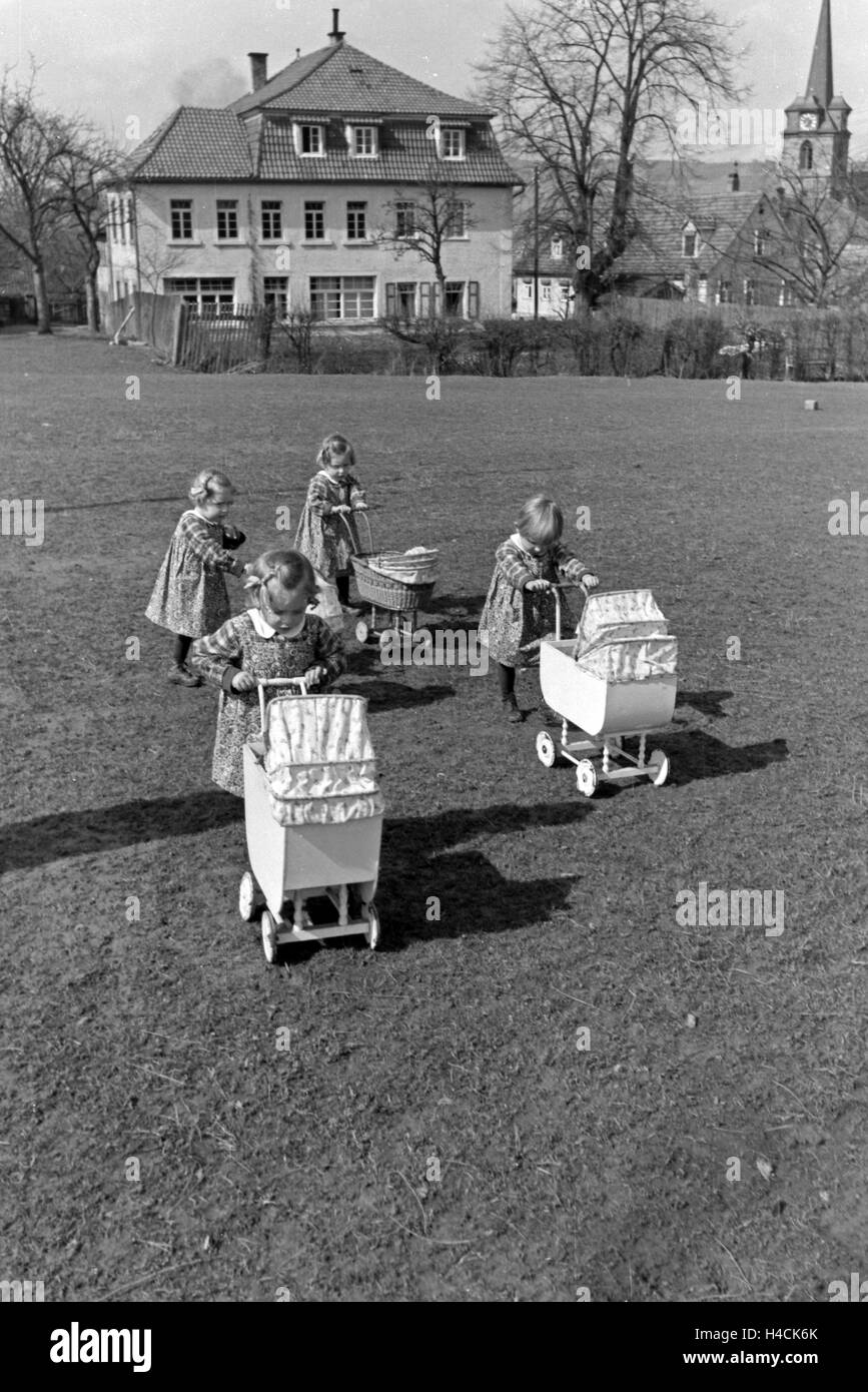 Die Knipser Vierlinge als Kleinkinder mit ihren Puppenwagen, Deutschland 1930er Jahre. Knipser's quadruplet girls with their doll's prams, Germany 1930s Stock Photo