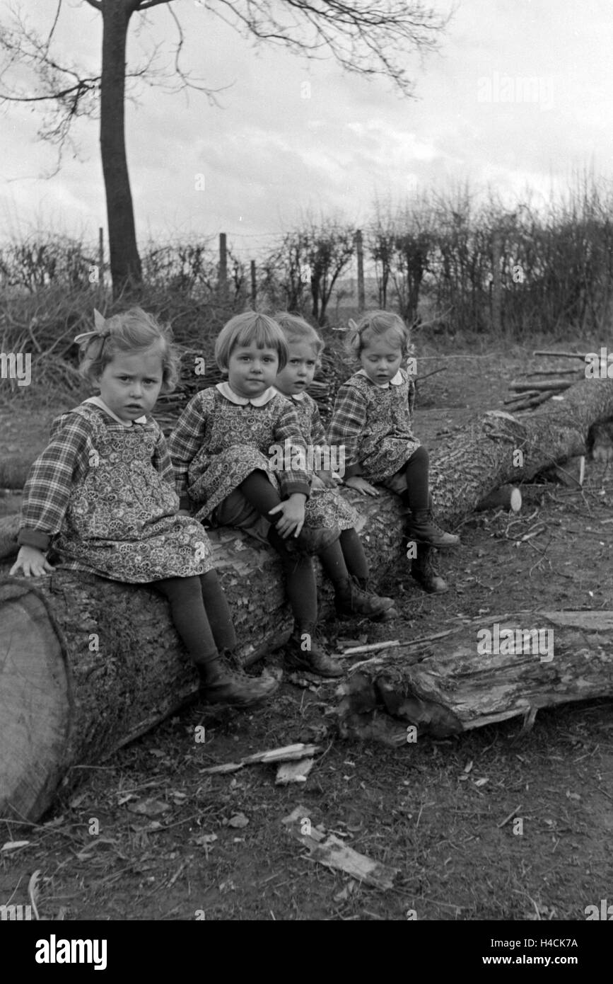 Die Knipser Vierlinge beim Spielen, Deutschland 1930er Jahre. The Knipser's quadruplet girls playing at the garden, Germany 1930s Stock Photo