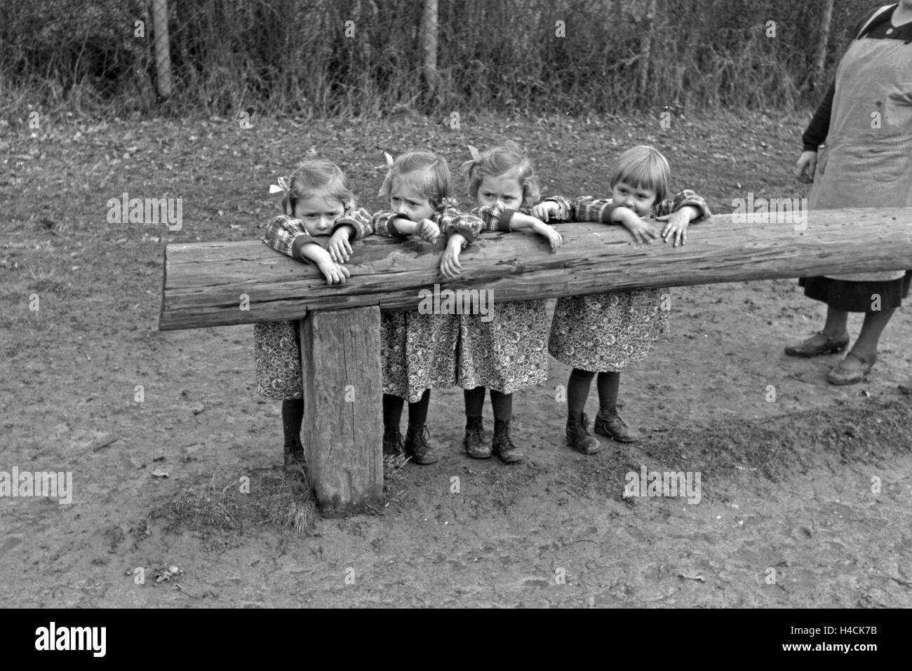 Die Knipser Vierlinge beim Spielen, Deutschland 1930er Jahre. The Knipser's quadruplet girls playing at the garden, Germany 1930s Stock Photo
