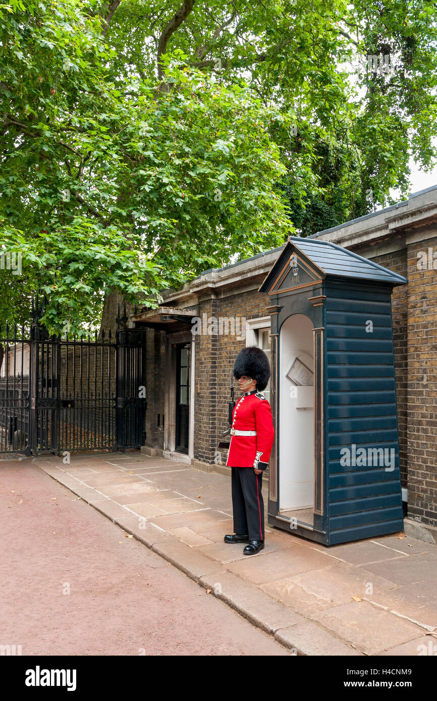 Great Britain, London, guard in the Stable yard Road, uniformed Guardsman, awake small house, Stock Photo