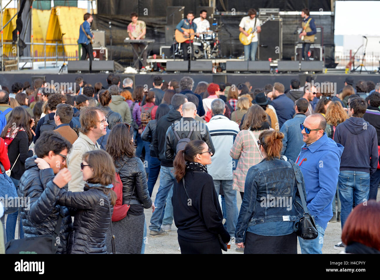 Large crowd outdoor concert hi-res stock photography and images - Alamy