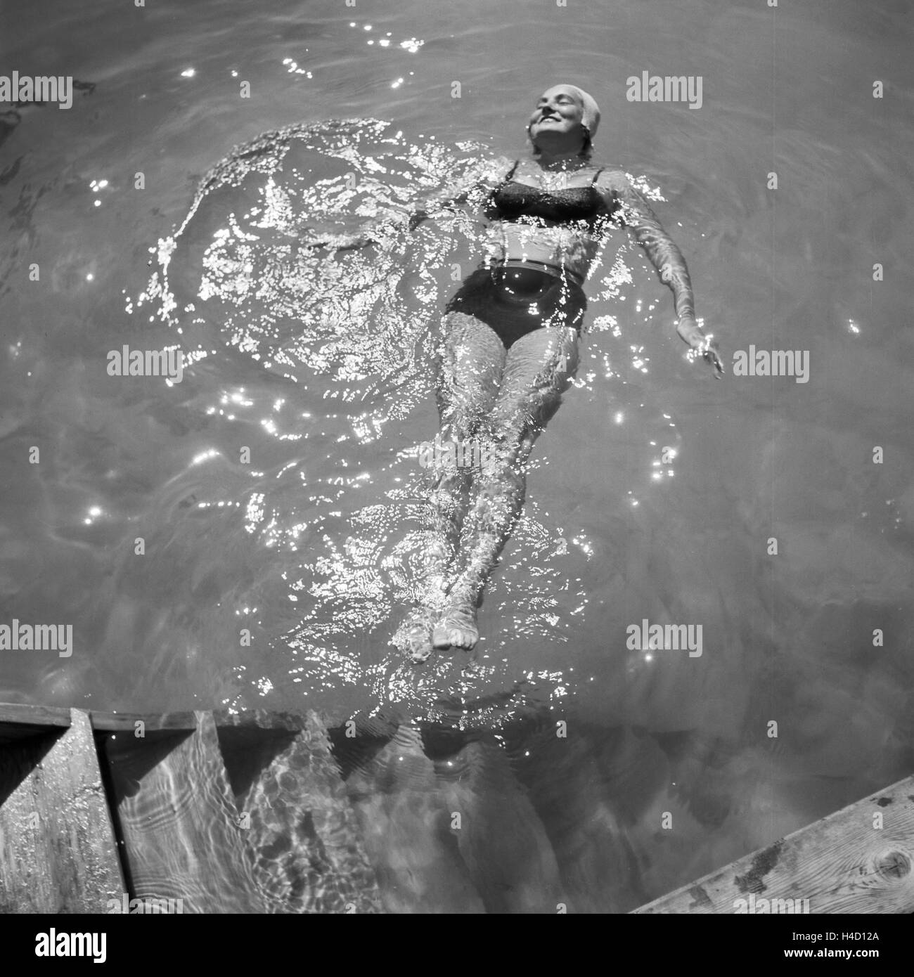 Eine junge Frau beim Baden in einem See in der Wachau in Österreich, Deutschland 1930er Jahre. A young woman swimming in the water of a lake in the Wachau area in Austria, Germany 1930s. Stock Photo