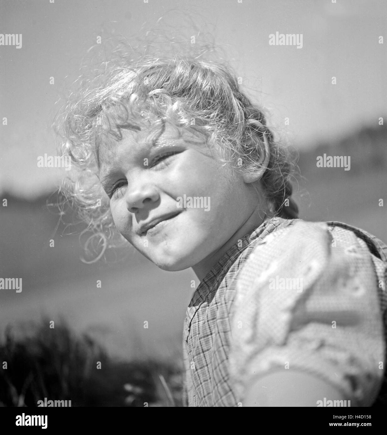 Porträt eines kleinen Mädchen in den Bergen von Österreich, 1930er Jahre. Portrait of a little girl at the mountains of Austria, 1930s. Stock Photo