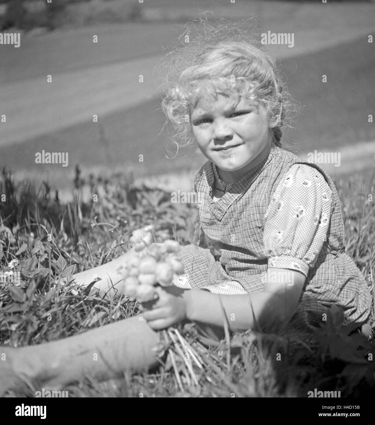 Ein kleines Mädchen in der Bergwelt in Österreich, 1930er Jahre. A ...