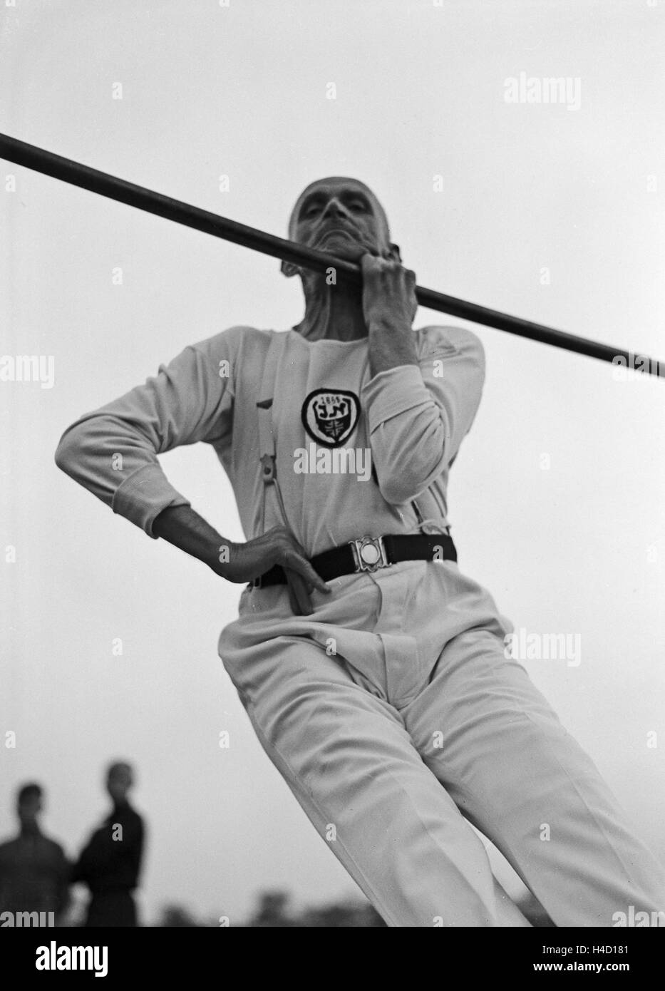 Männer einer Altherrenriege eines Turnvereins bein einer bung, Deutschland 1930er Jahre. Members of a senior department of a gymnastic club exercising, Germany 1930s. Stock Photo