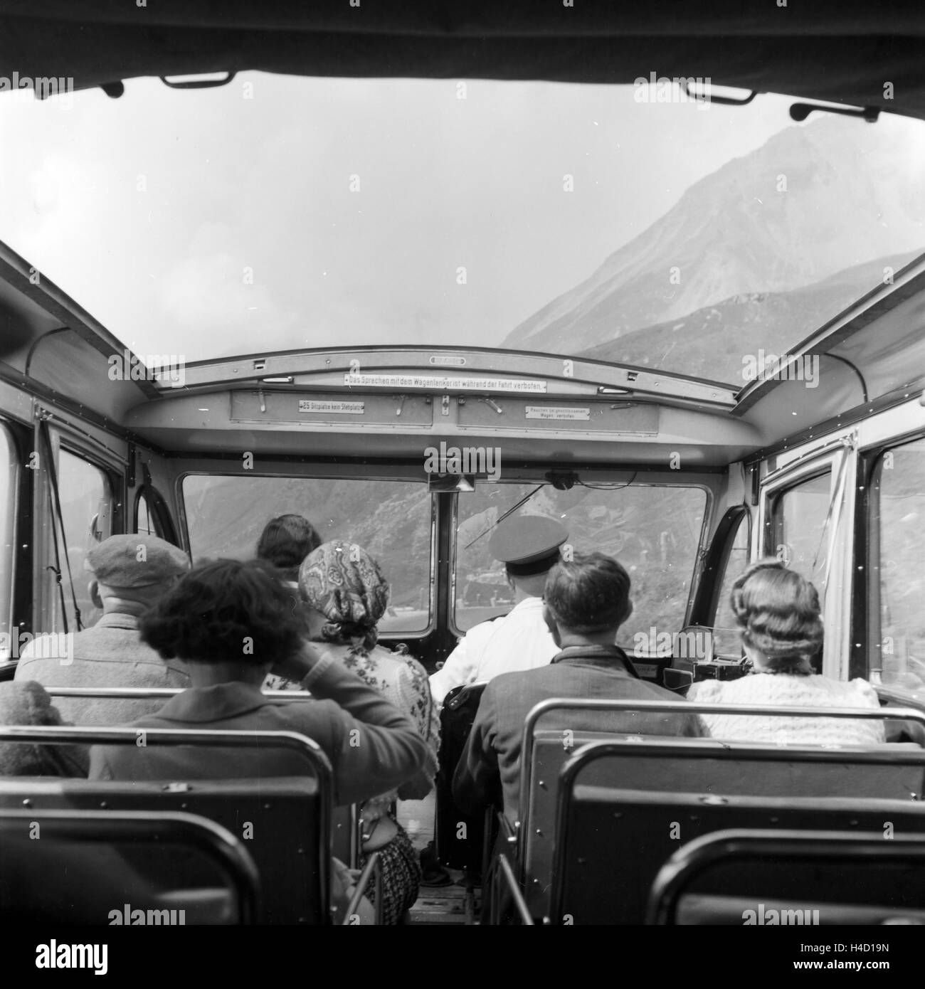 Im Reisebus auf der Glocknerstrasse, Deutschland 1930er Jahre. In the coach at the Glockner road, Germany 1930s. Stock Photo