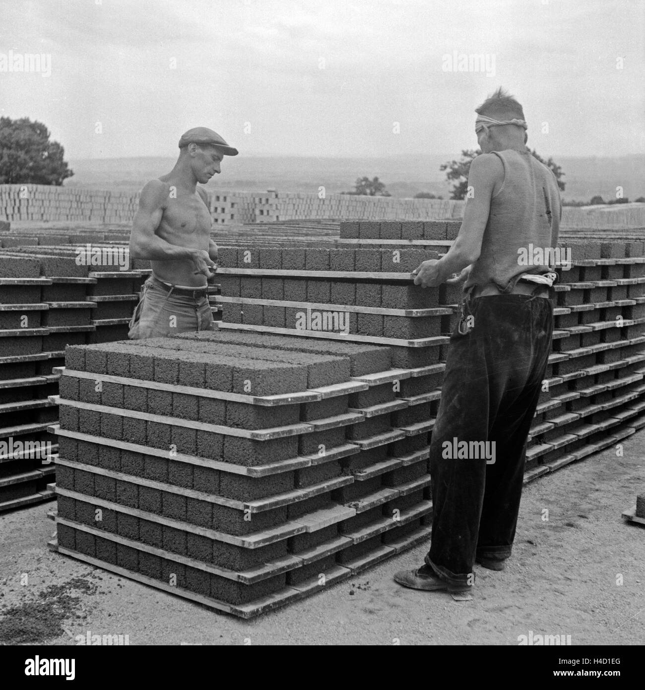 Arbeiter bei der Aufschichtung von Schlemmstein, Deutschland 1930er Jahre. Workers piling up Rhenish bricks, Germany 1930s. Stock Photo