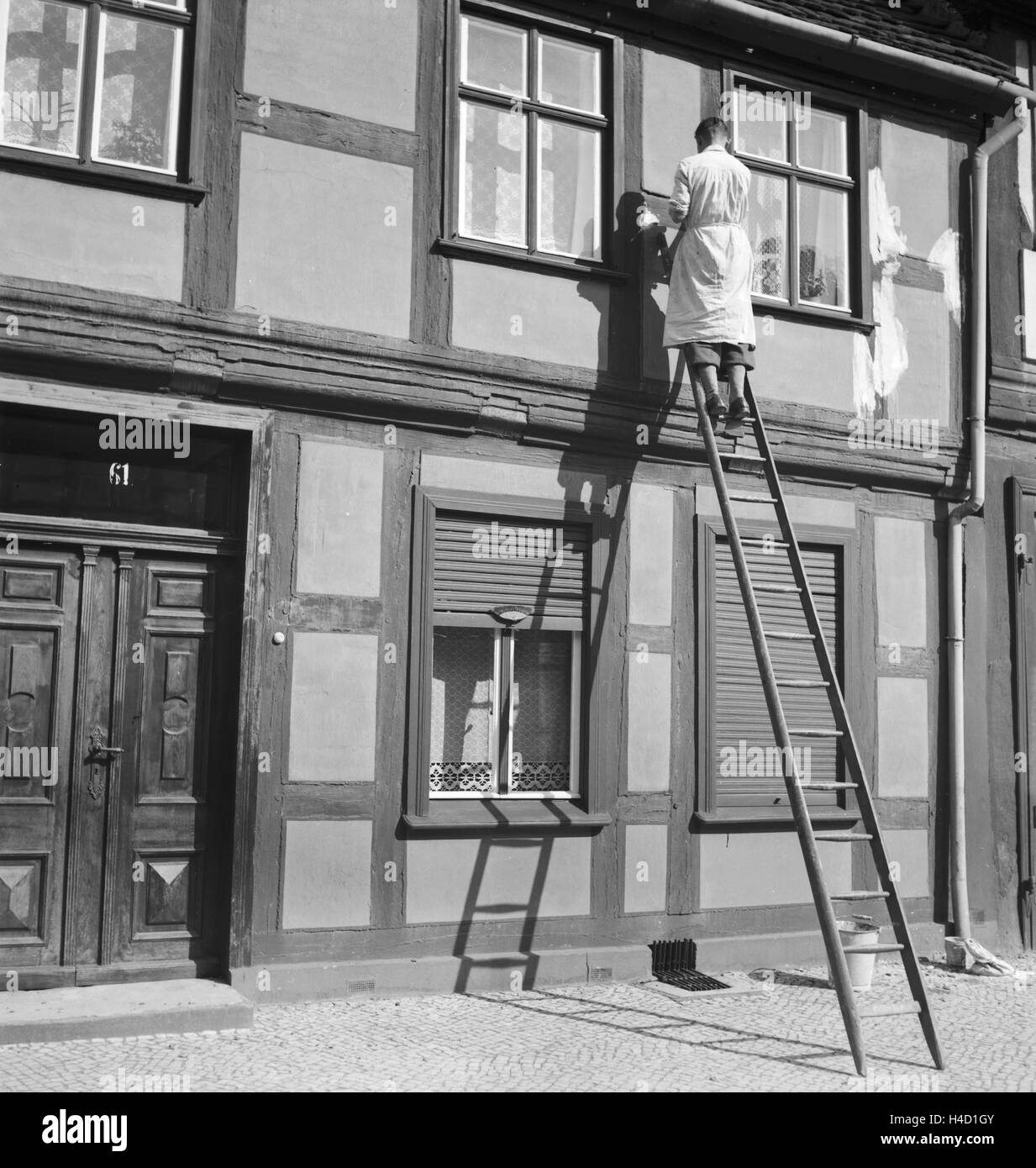 Unterwegs in der Stadt Tangermnde, Deutschland 1930er Jahre. At the city of Tangermuende, Germany 1930s. Stock Photo