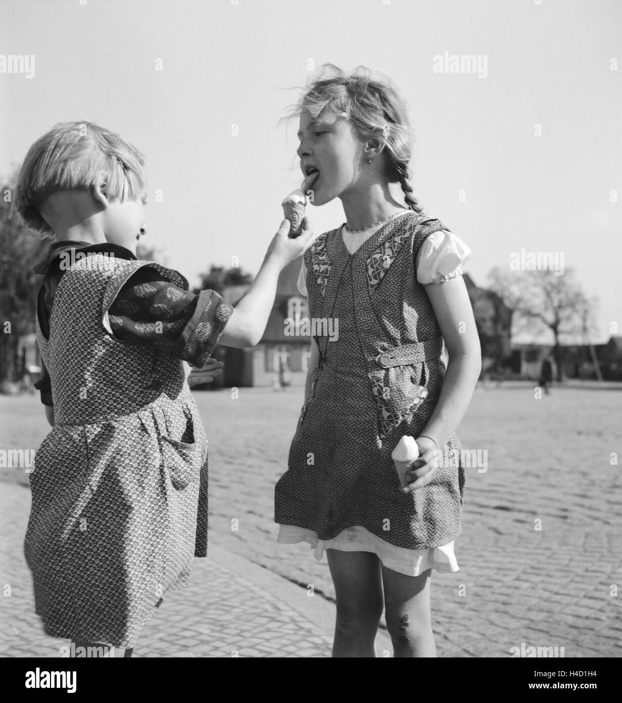 Kinder haben sich zur Sommerzeit ein Eis gekauft, Deutschland 1930er Jahre. Children enjoying an ice cream in the summertime, Germany 1930s. Stock Photo