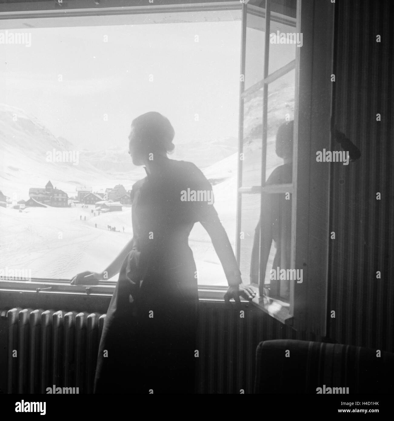 Eine Frau am Fenster ihres Hotels in Landeck in Tirol, Deutschland 1930er Jahre. A woman at the window of her hotel at Landeck, Germany 1930s. Stock Photo
