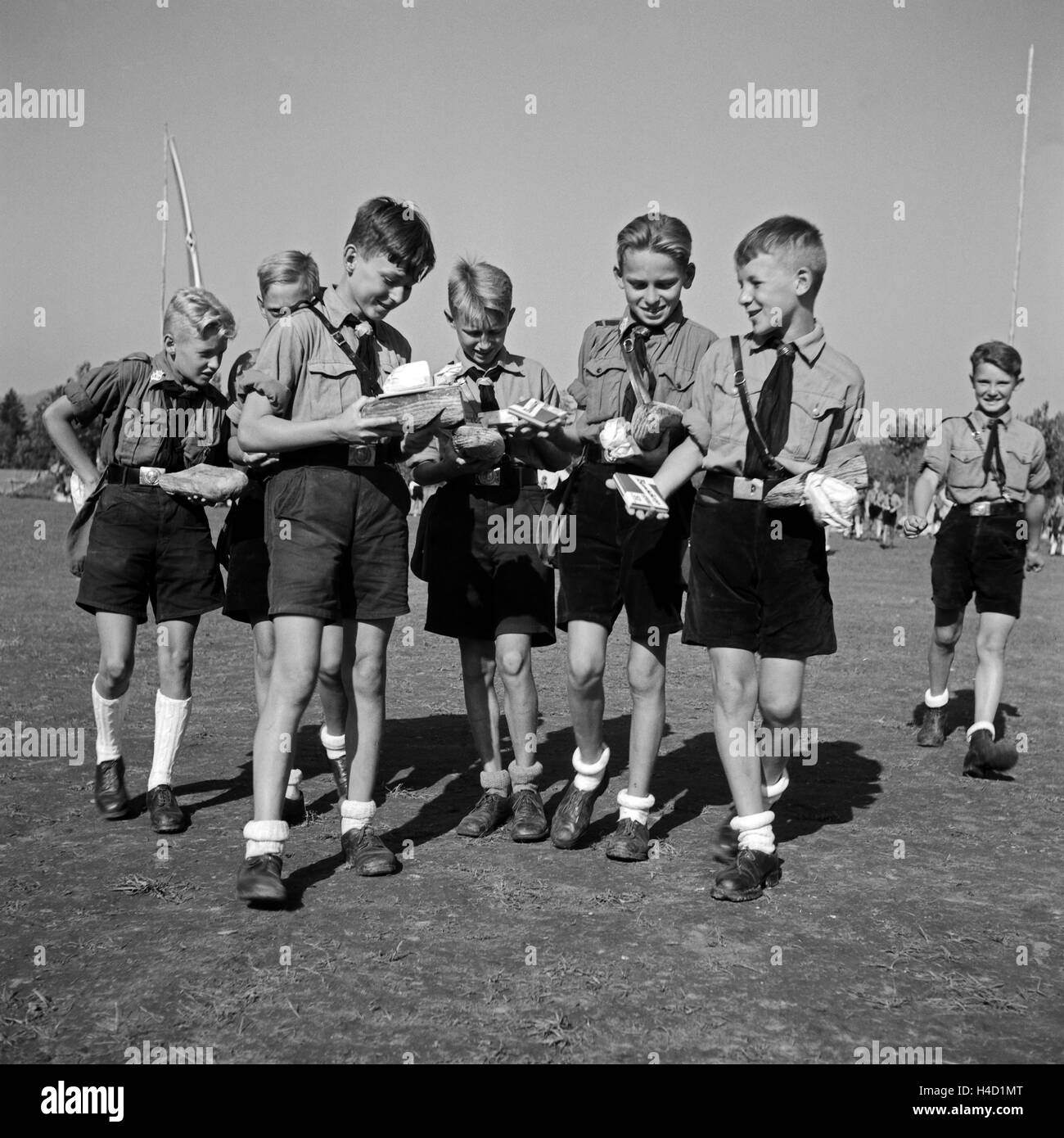 Hitlerjungen bei der Brotausgabe im Hitlerjugend Lager, Österreich 1930er Jahre. Hitler youths getting fresh bread and cocoa at the Hitler youth camp, Austria 1930s. Stock Photo