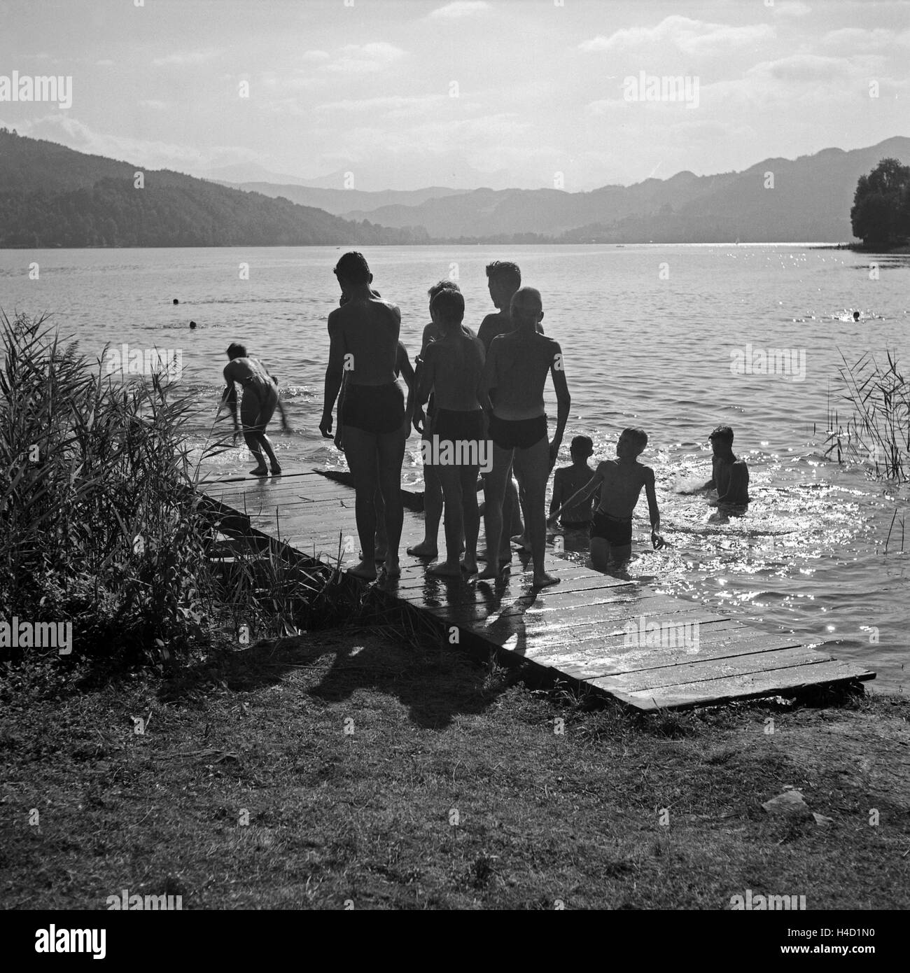 Jungen schwimmen in einem See, Österreich 1930er Jahre. Boys going to swim at a lake, Austria 1930s. Stock Photo