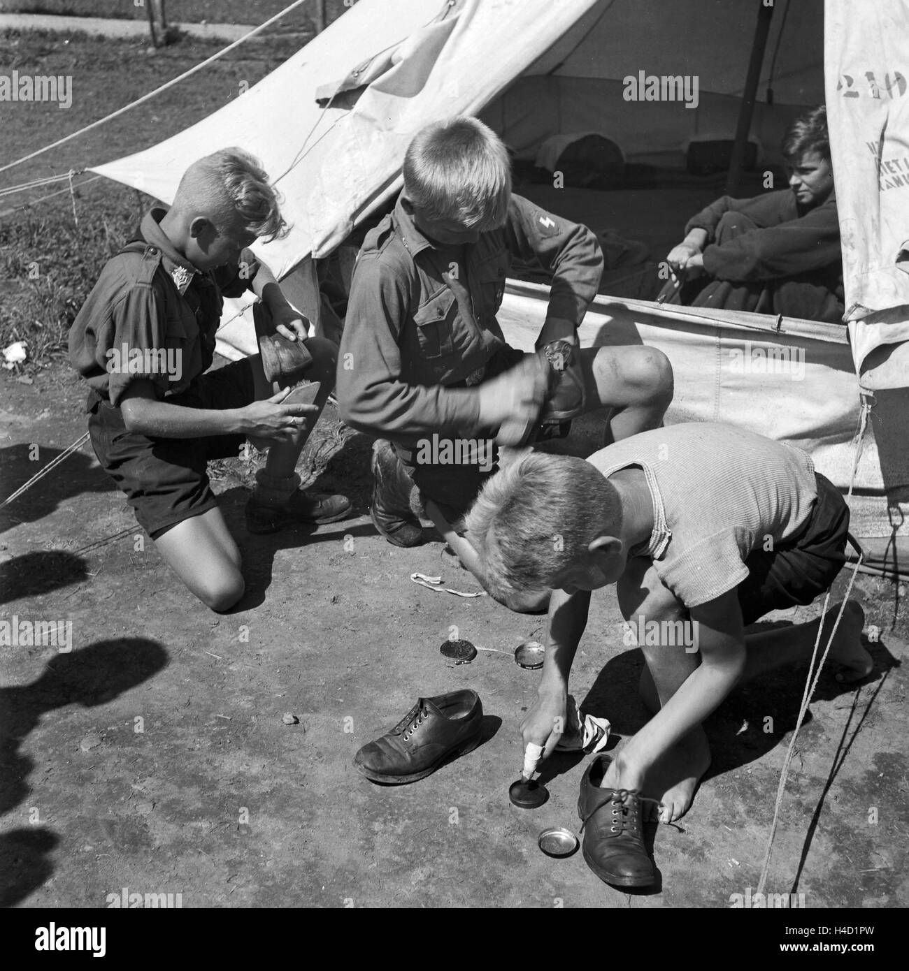 Hitlerjungen beim Schuheputzen im Hitlerjugend Lager, Österreich 1930er