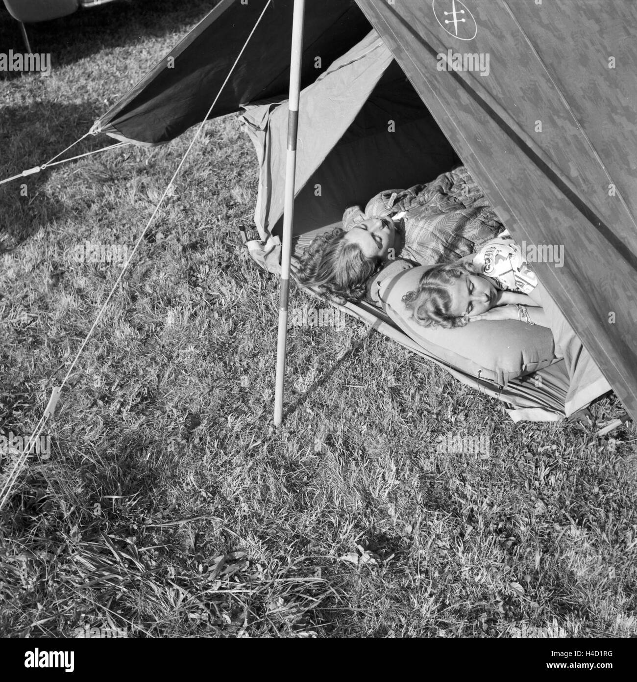 Zwei Frauen schlafen in ihrem Klepper Zelt, Deutschland 1930er Jahre. Two women sleeping at their tent, Germany 1930s. Stock Photo