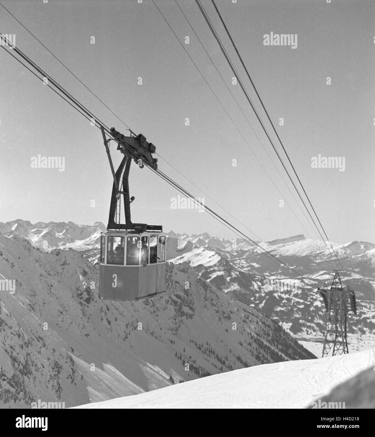 Ein Ausflug in ein Skigebiet in Bayern, Deutsches Reich 1930er Jahre. A trip to a Ski region in Bavaria, Germany 1930s. Stock Photo