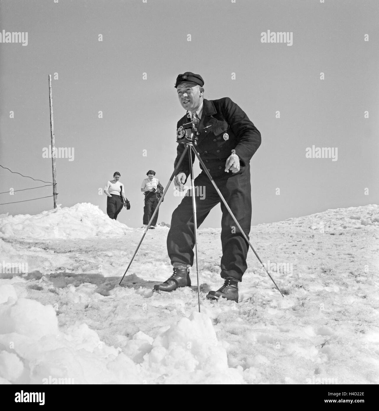 Ein Ausflug in ein Skigebiet in Bayern, Deutsches Reich 1930er Jahre. A trip to a Ski region in Bavaria , Germany 1930s. Stock Photo