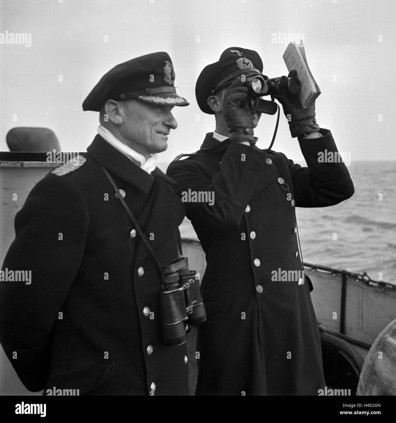 Offiziere der 2. Minensuch Flotille bei einer Übung auf Ihren Minensuchbooten, Deutschland 1930er Jahre. Officers of a minesweeper at an exercise on their mindsweepers, Germany 1930s. Stock Photo