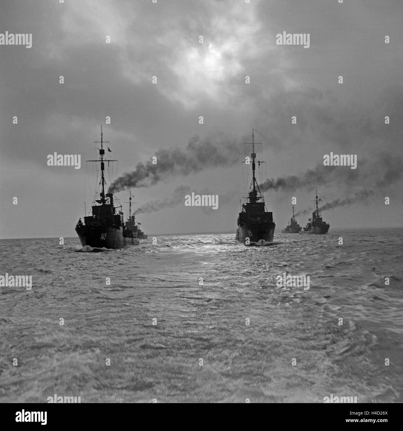 Minensuchboote der 2. Minensuch Flotille bei einer Übung in Kolonne, Deutschland 1930er Jahre. Minesweepers at an exercise on the sea, Germany 1930s. Stock Photo