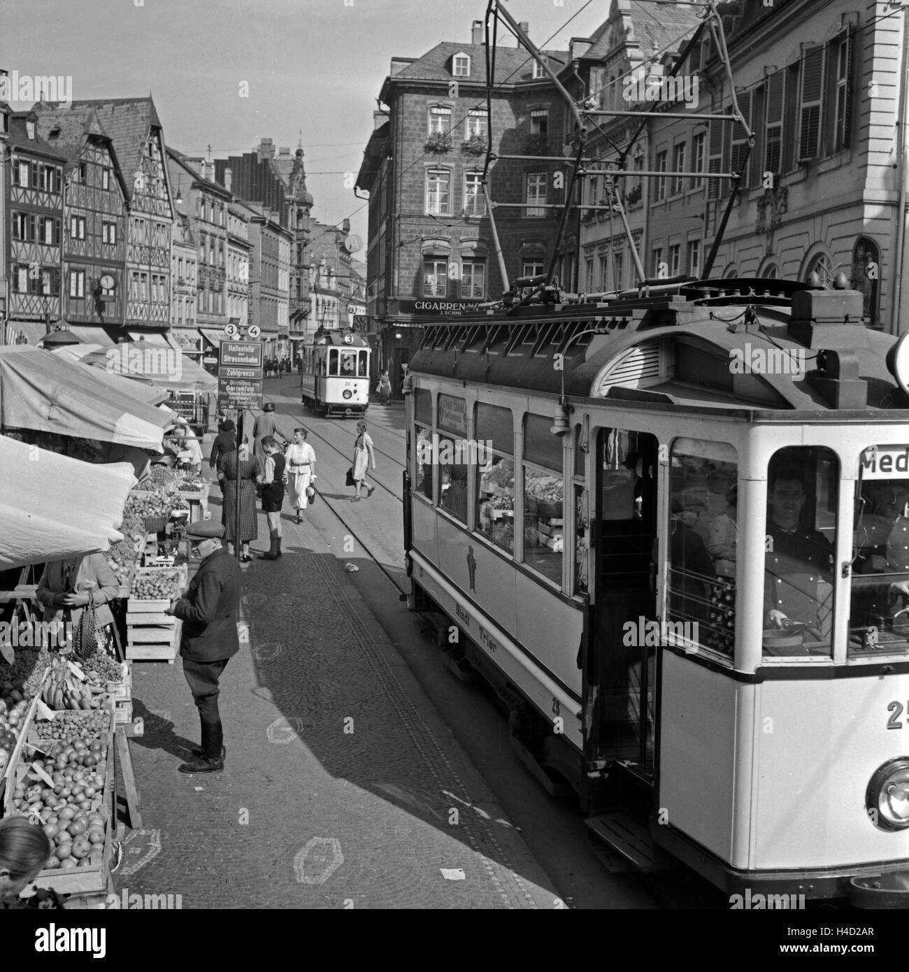 Straßenbahnen der Linien 3 und 4 auf dem Marktplatz in Trier, Deutschland 1930er Jahre. Trams of the lines 3 and 4 at the main market of Trier, Germany 1930s. Stock Photo