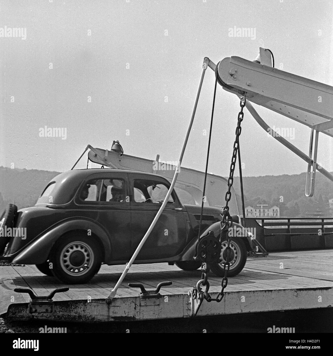 Ein Ford Eifel fährt auf die Rheinfähre, Deutschland 1930er Jahre. A Ford Eifel entering the ferry over river Rhine, Germany 1930s. Stock Photo