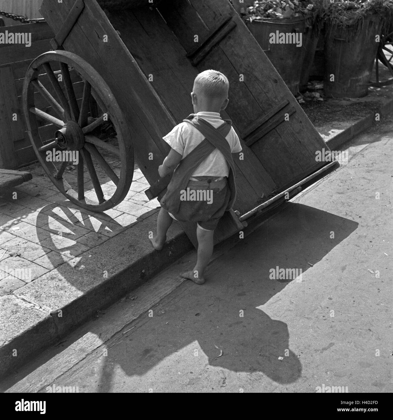 Ein kleiner Junge an einem Handkarren in Ostpreußen, Deutschland 1930er Jahre. A little boy with a push cart in East Prussia, Germany 1930s. Stock Photo