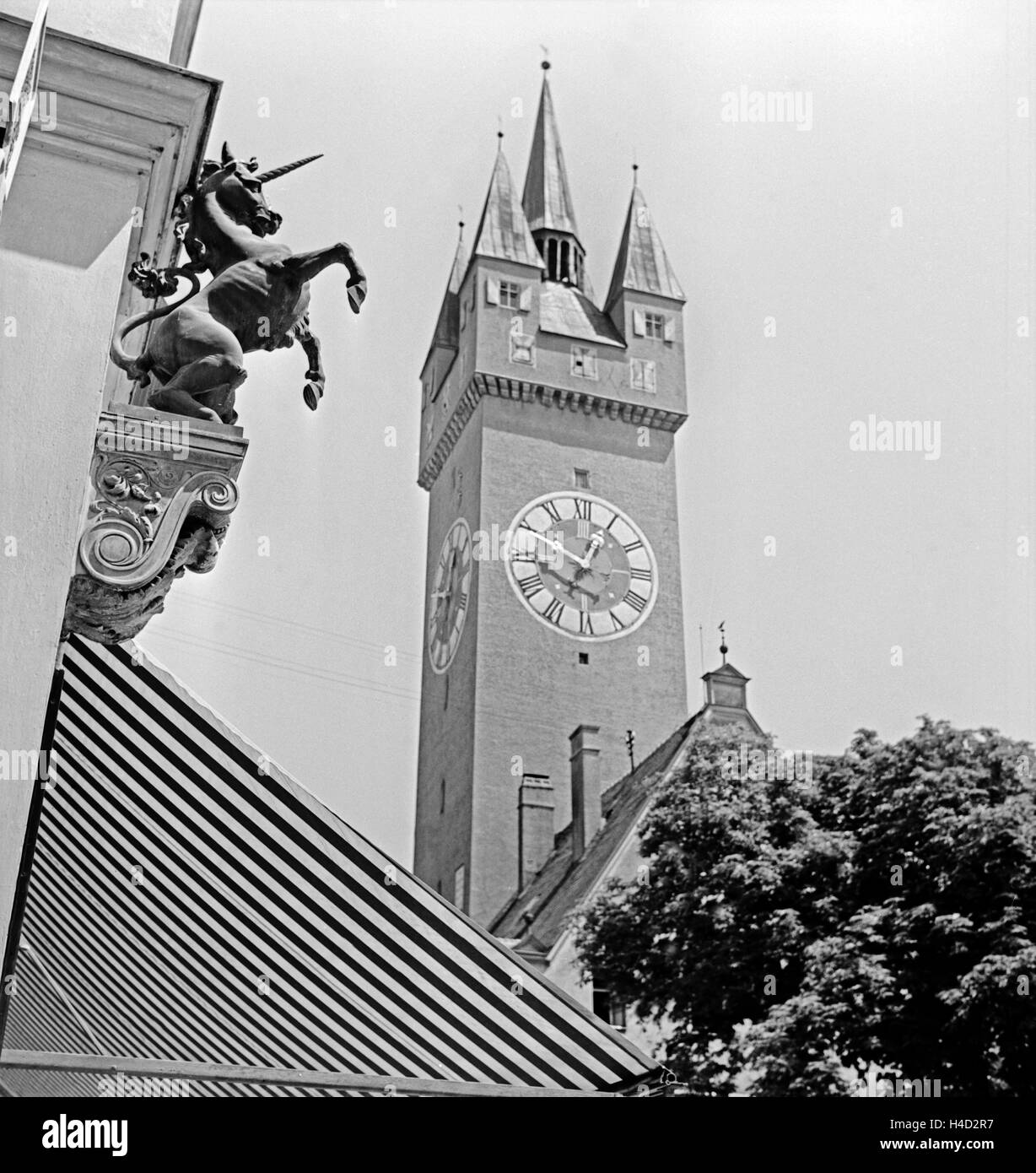 Der Stadtturm auf dem Stadtplatz im Herzen von Straubing, Deutschland 1930er Jahre. The Straubing Stadtturm tower in the heart of the city of Straubing, Germany 1930s. Stock Photo