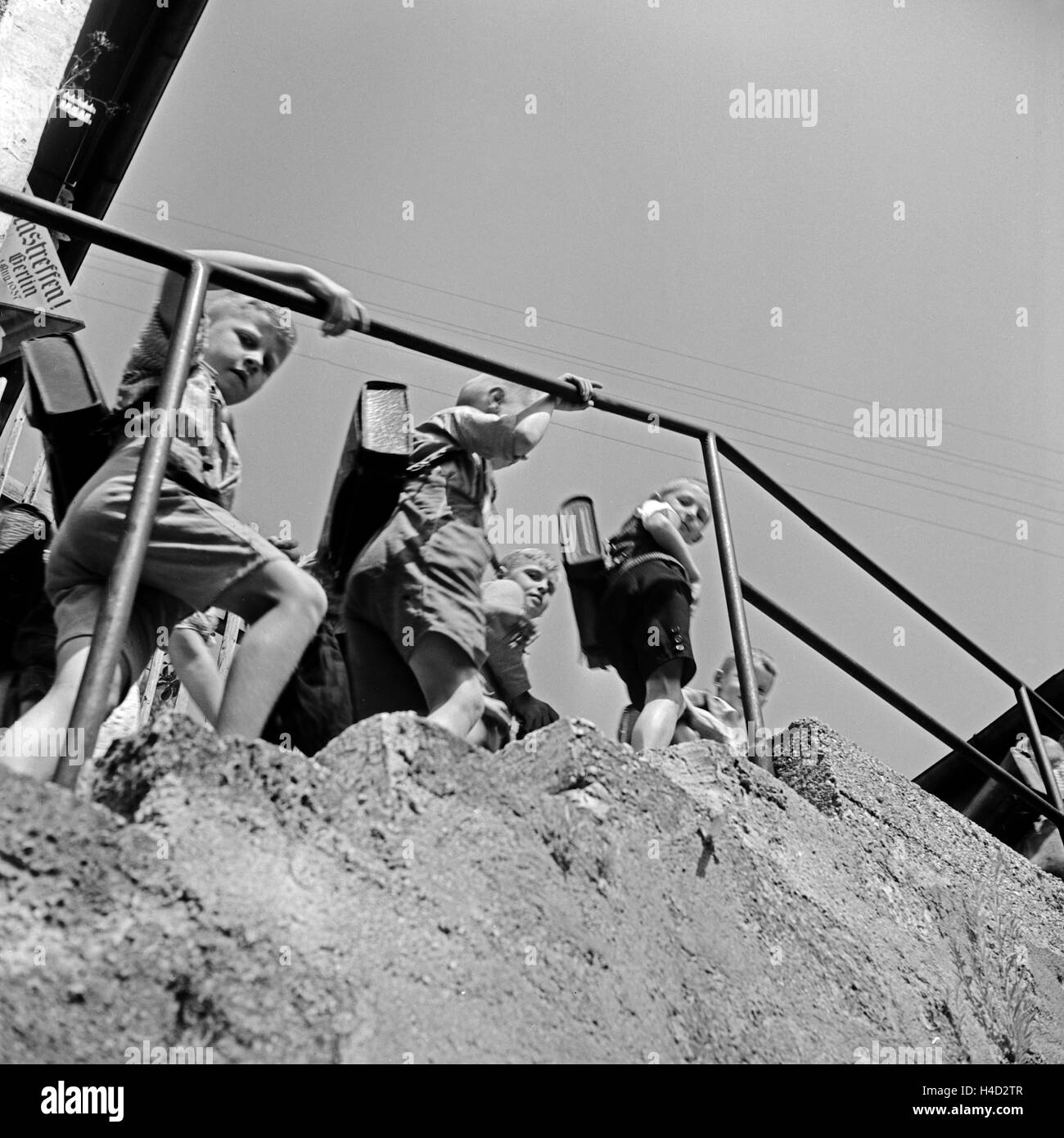 Schulkinder mit ihren Schulranzen auf ihrem Weg zur Schule, Deutschland 1930er Jahre. School kids with their satchels on their way to school, Germany 1930s. Stock Photo