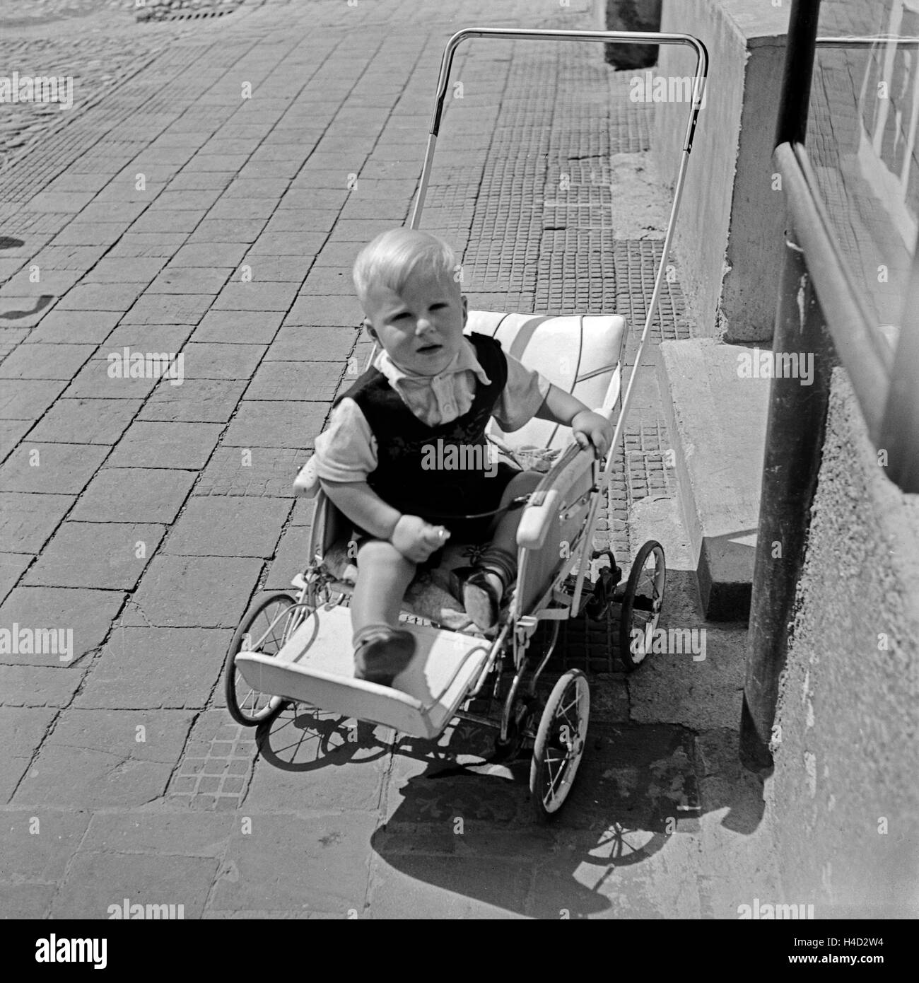 Ein kleiner Junge in seinem Kinderwagen, Deutschland 1930er Jahre. A little boy in his pram, Germany 1930s. Stock Photo