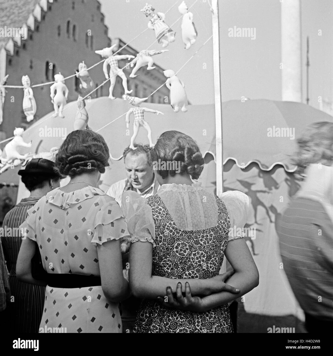 Menschen besuchen einen Stand auf einem Volksfest in Passau, Deutschland 1930er Jahre. People visiting a booth at an annual fair at Passau, Germany 1930s. Stock Photo
