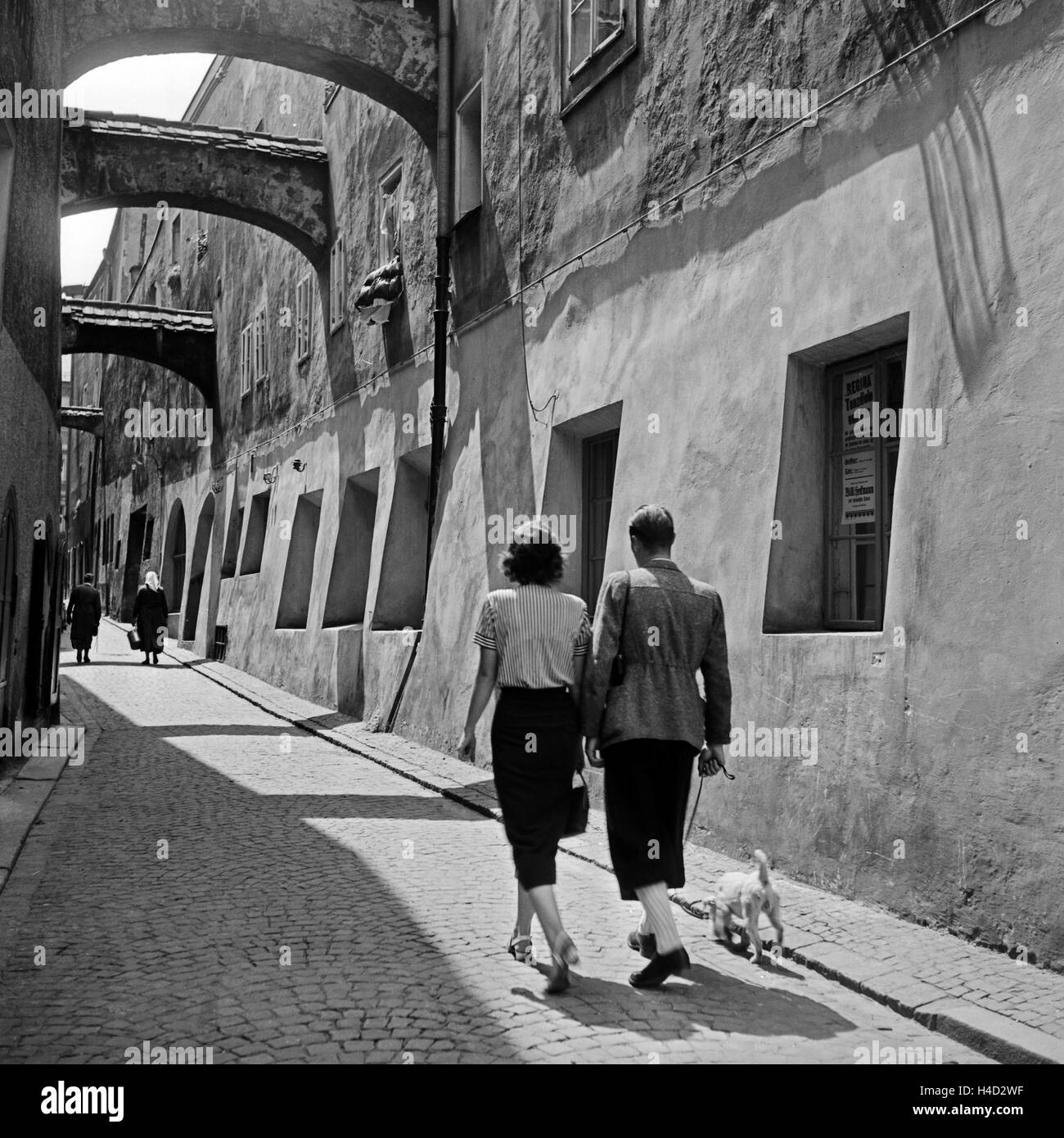 Menschen spazieren durch die Nagelschmiedgasse in Passau, Deutschland 1930er Jahre. People on their way through Nagelschmiedgasse lane at Passau, Germany 1930s. Stock Photo