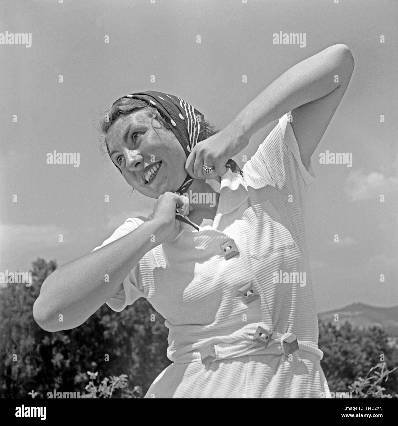 Eine junge Frau posiert für den Fotografen, Deutschland 1930er Jahre. A young woman posing for the photographer. Stock Photo