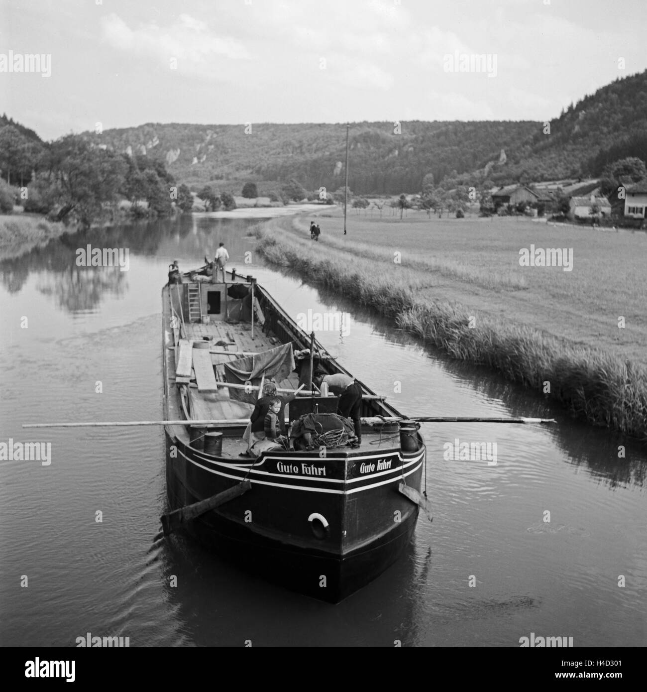 Frachtkahn 'Gute Fahrt' auf der Altmühl im Altmühltal, Deutschland 1930er Jahre. Freight ship 'Gute Fahrt' on river Altmuehl at Altmuehltal valley, Germany 1930s. Stock Photo