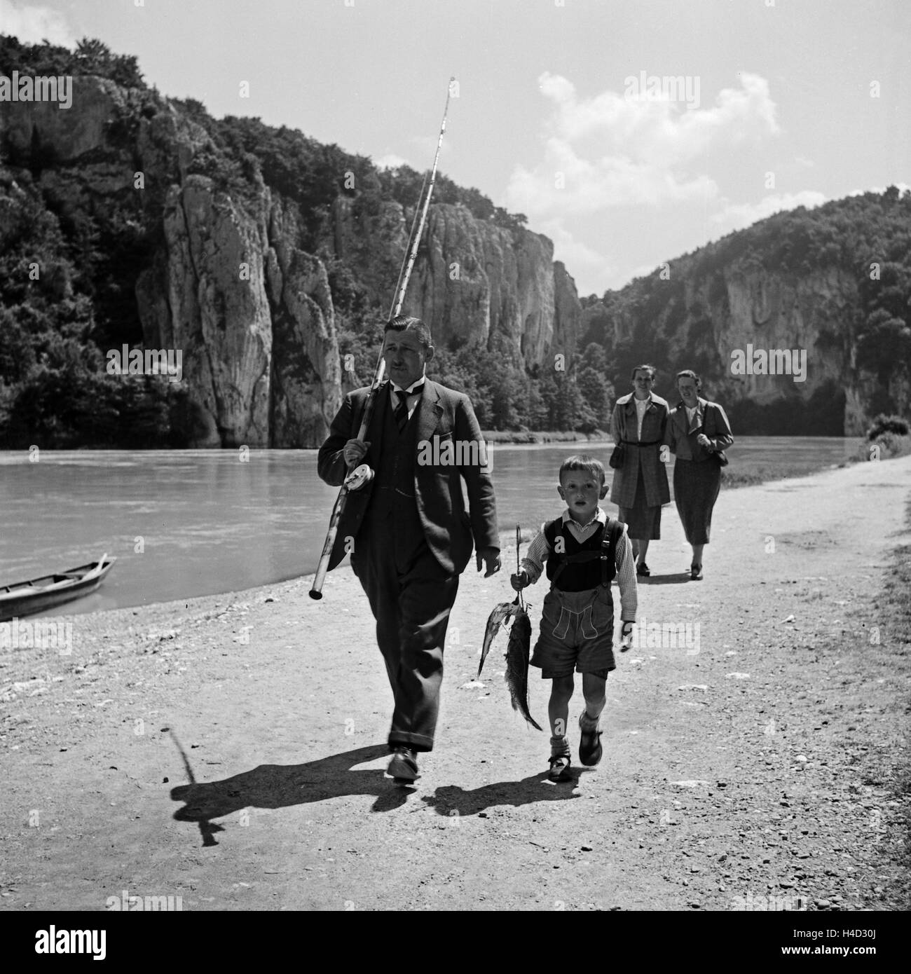 Angler am Ufer der Donau beim Kloster Weltenburg, Deutschland 1930er Jahre. Angler with his son on the shore of river Danube near Weltenburg Abbey, Germany 1930s. Stock Photo