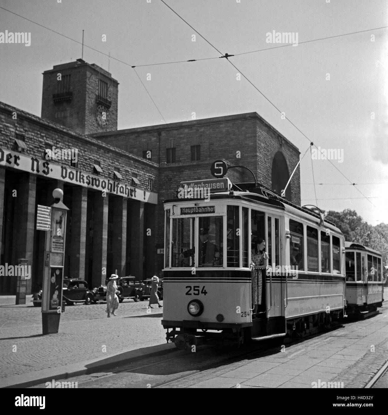 Straßenbahn der Linie 5 Richtung Zuffenhausen am Hauptbahnhof in Stuttgart, Deutschland 1930er Jahre. Tram line no. 5 with direction to Zuffenhausen in front of Stuttgart main station, Germany 1930s. Stock Photo