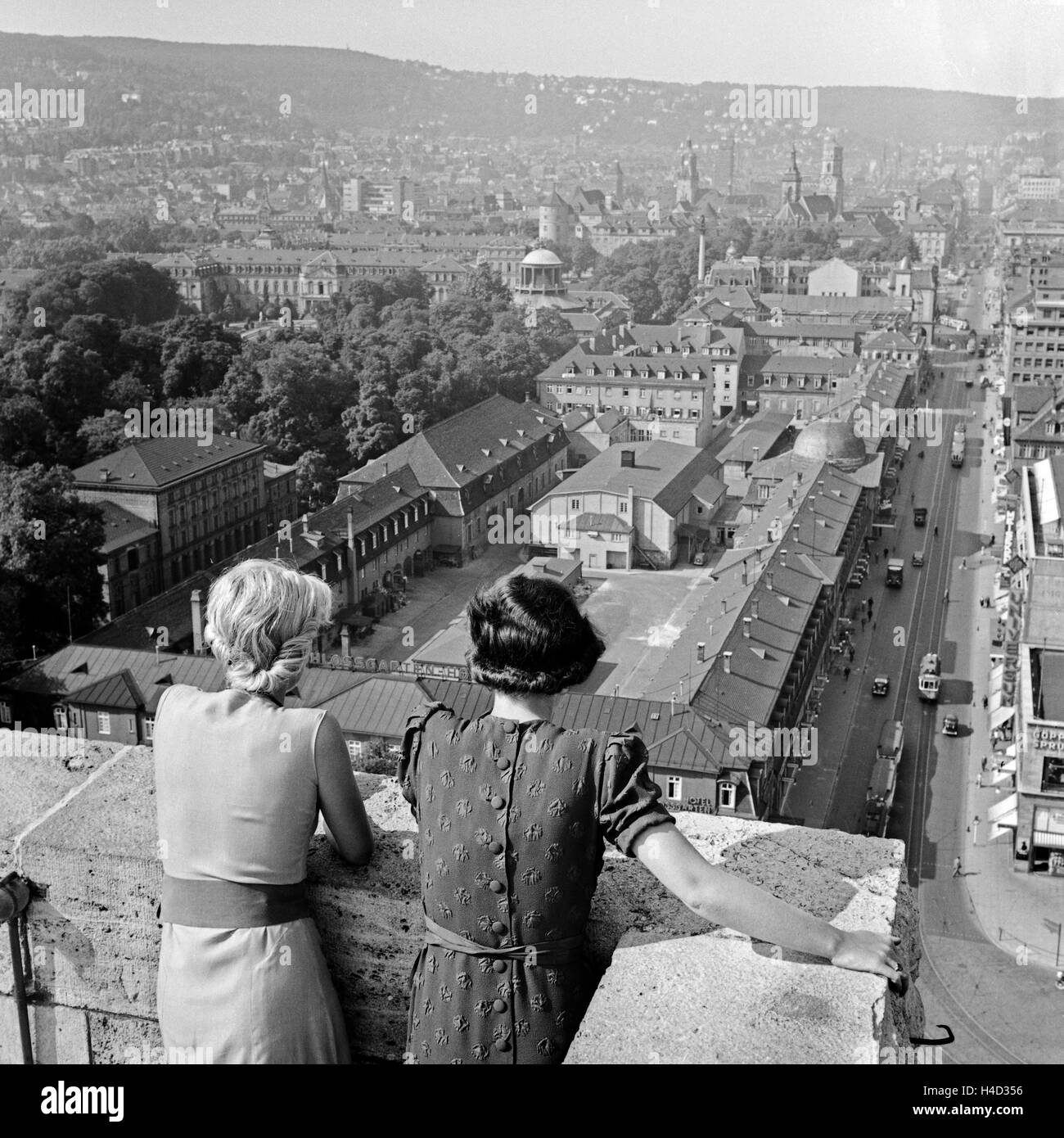 Zwei Frauen blicken auf den Schlossgarten in Stuttgart, Deutschland 1930er Jahre. Two women have a view to the Stuttgart Schlossgarten, Germany 1930s. Stock Photo