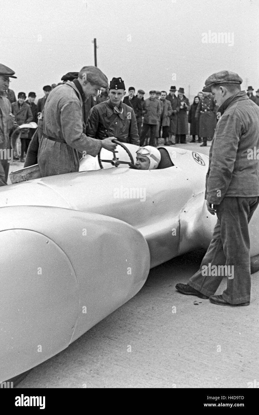 The German racing driver Rudolf Caracciola in the cockpit Mercedes Benz W 125 after the world record, Germany the 1930s. German race driver Rudolf Caracciola inside the Mercedes Benz W 125 anuses the world record, Germany 1930see. Stock Photo