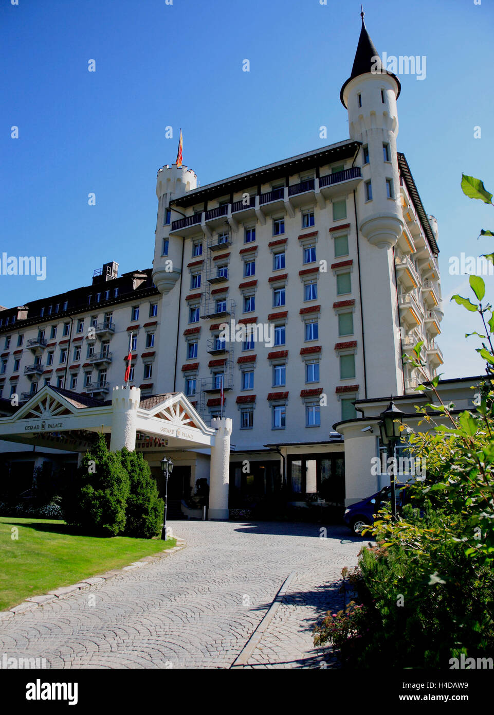 SWITZERLAND. BERN CANTON. GSTAAD. THE PROMENADE AT NIGHT WITH ITS LUXURY  SHOPS AND THE HOTEL GSTAAD PALACE BUILT IN 1913 Stock Photo - Alamy